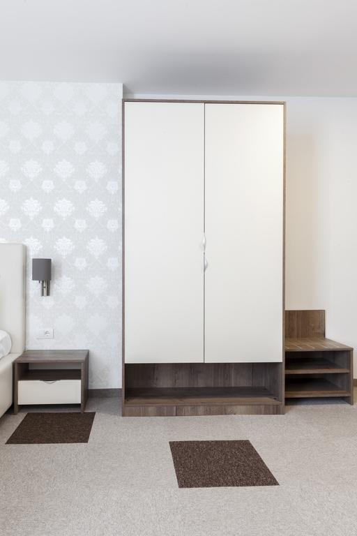 Hotel Kole Čačak エクステリア 写真
